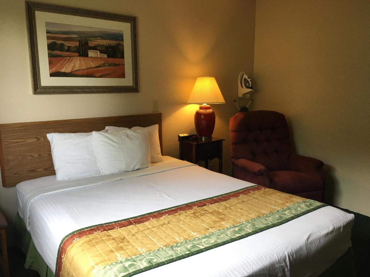 Cassville Four Seasons Inn & Suites Eksteriør billede